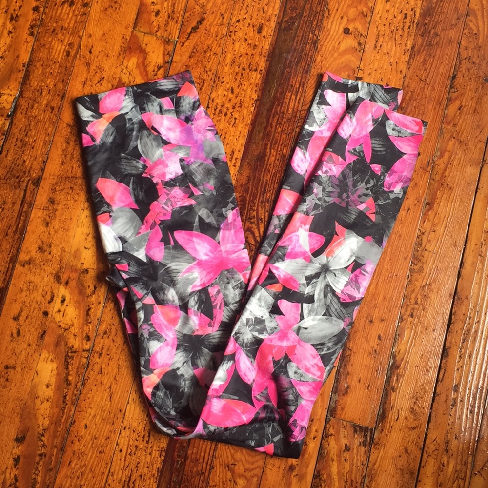 🤩4/$25  Silky Spandex Floral Camo Leggings!